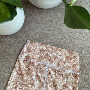 Tan tie-dye paisley print leggings